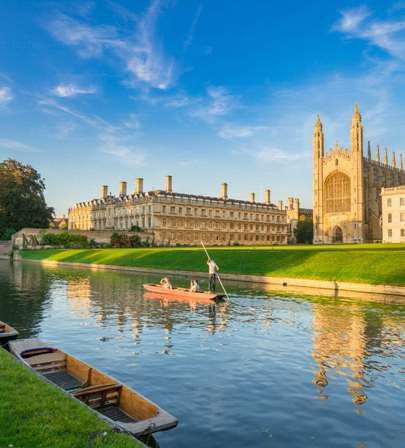 Cambridge College’ın nehir kenarından görünen kampüsü