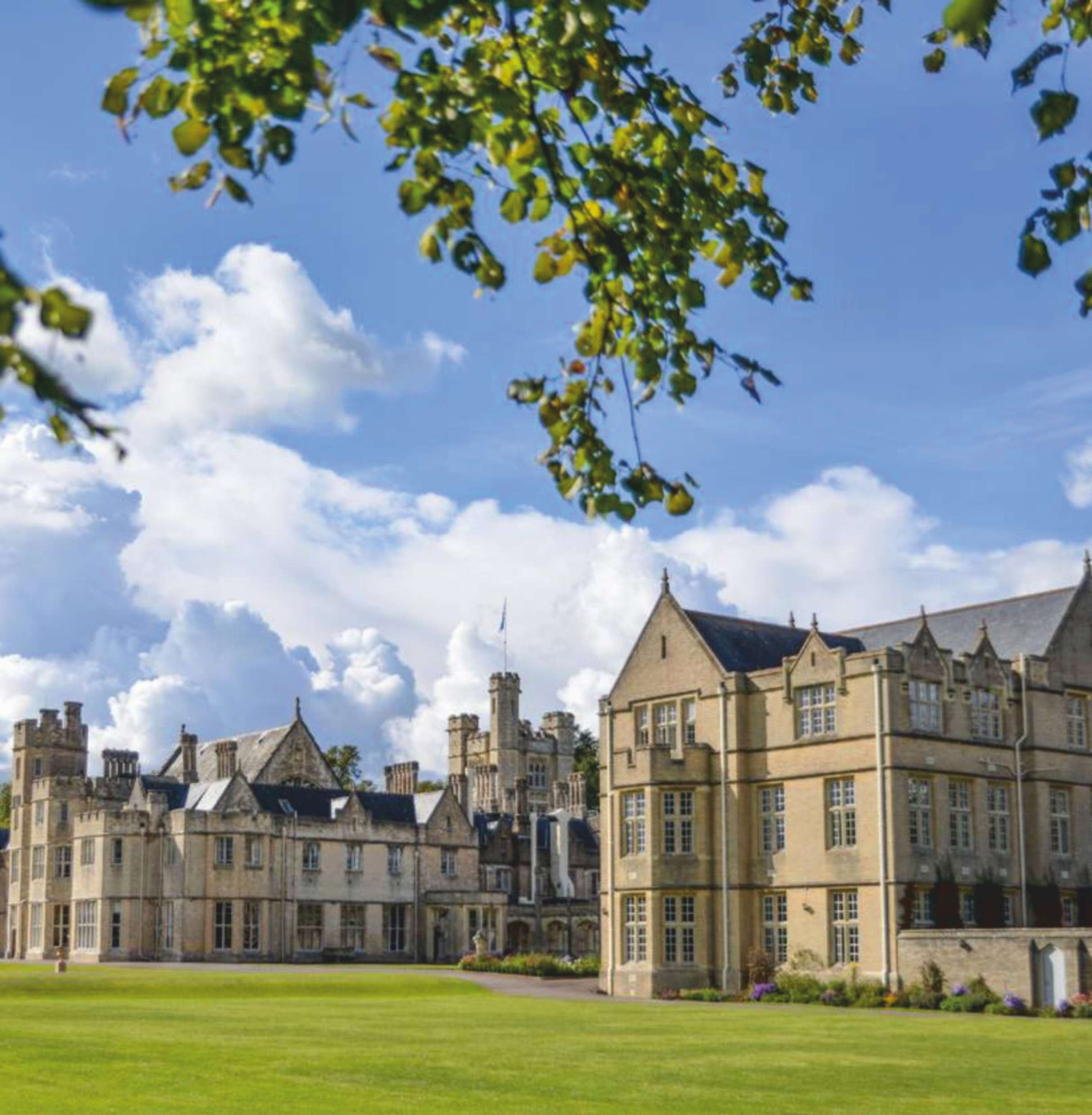 Canford School’un ağaçlar arasındaki tarihi kampüs binası