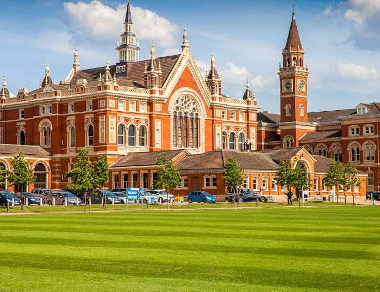 Dulwich College’ın kırmızı tuğlalı gotik ana binası