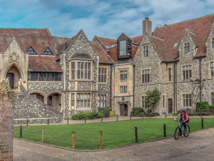 The King’s School Canterbury’nin taş kampüs binası